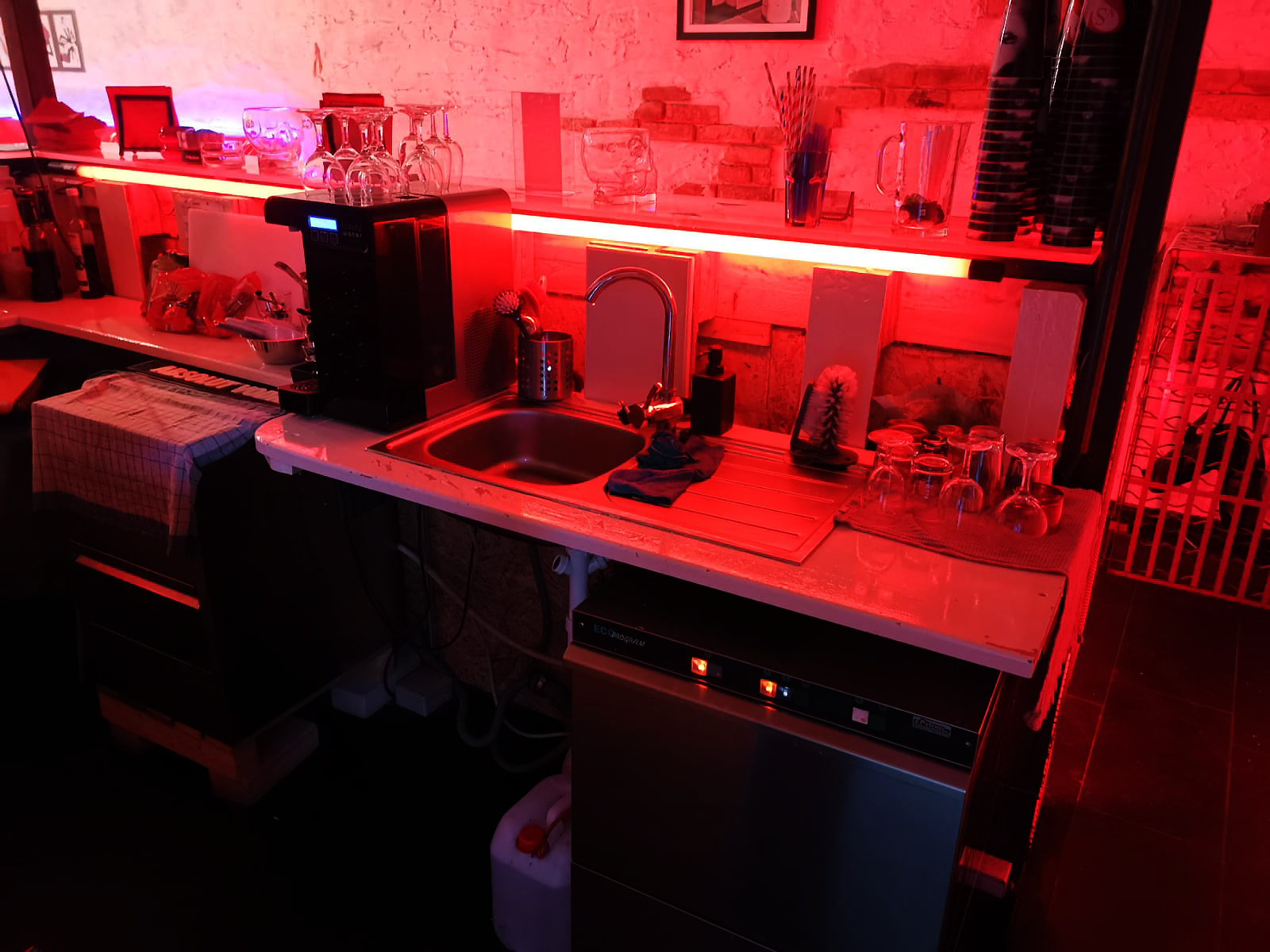 Bar Behind